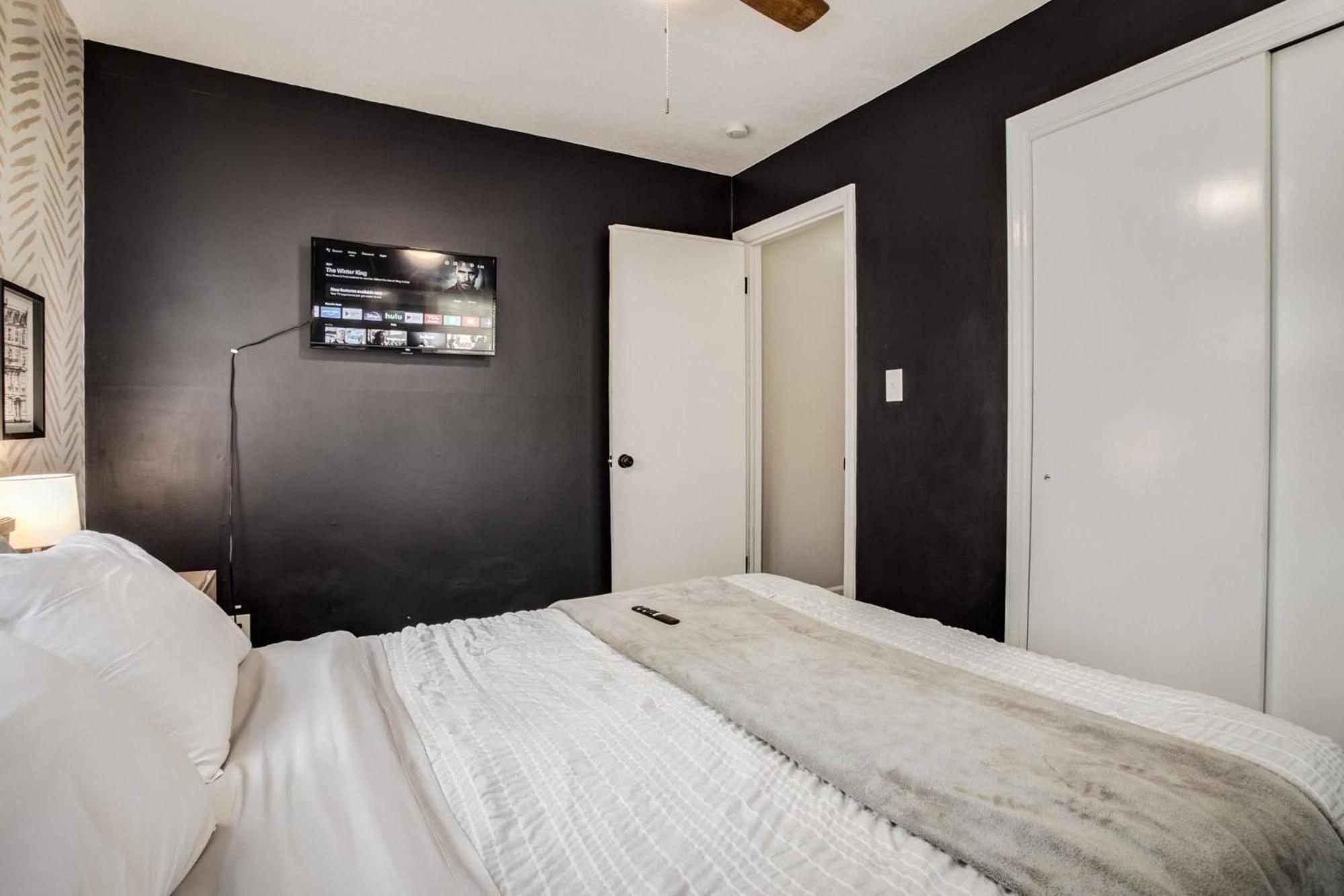 Chic Home With Huge Grassy Yard 7 Mins To Arrowhead Stadium Independence Buitenkant foto