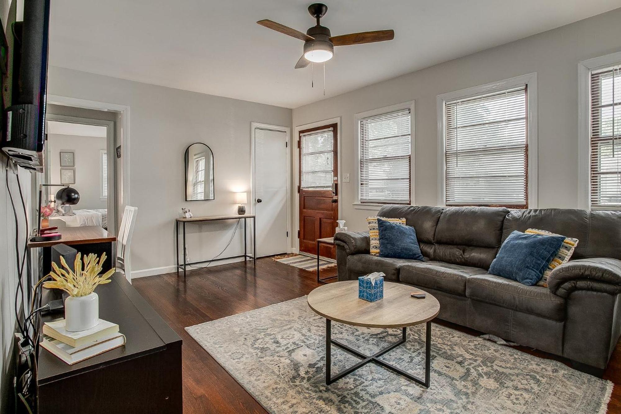 Chic Home With Huge Grassy Yard 7 Mins To Arrowhead Stadium Independence Buitenkant foto