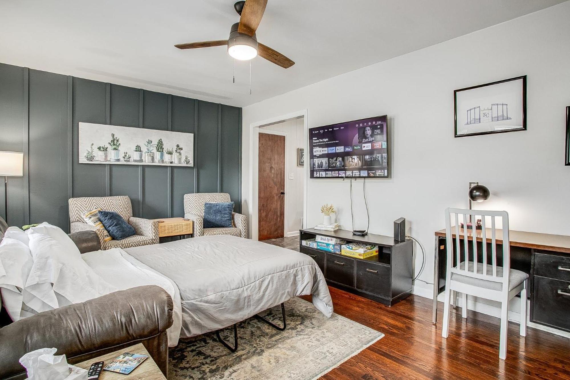 Chic Home With Huge Grassy Yard 7 Mins To Arrowhead Stadium Independence Buitenkant foto