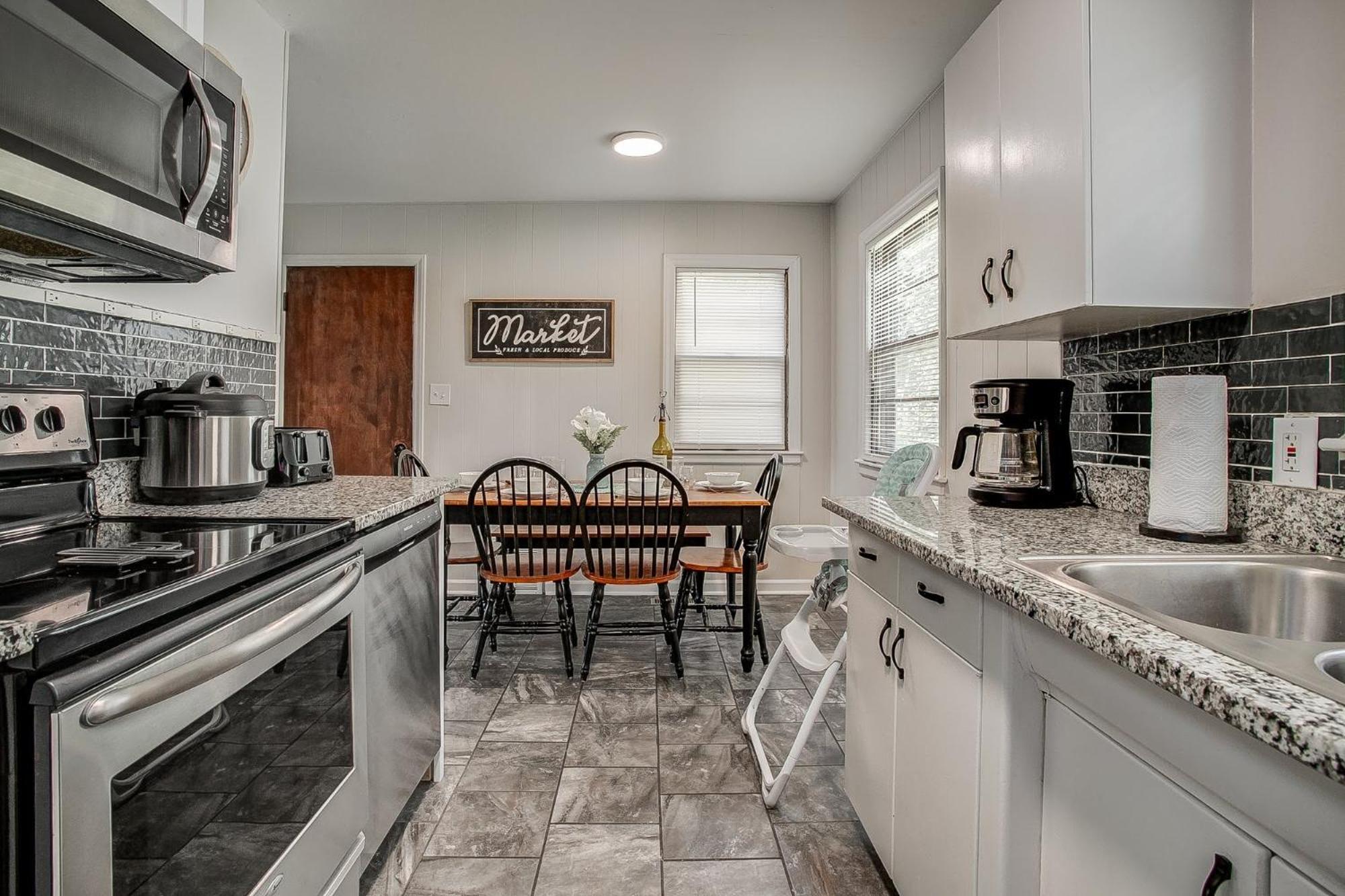 Chic Home With Huge Grassy Yard 7 Mins To Arrowhead Stadium Independence Buitenkant foto