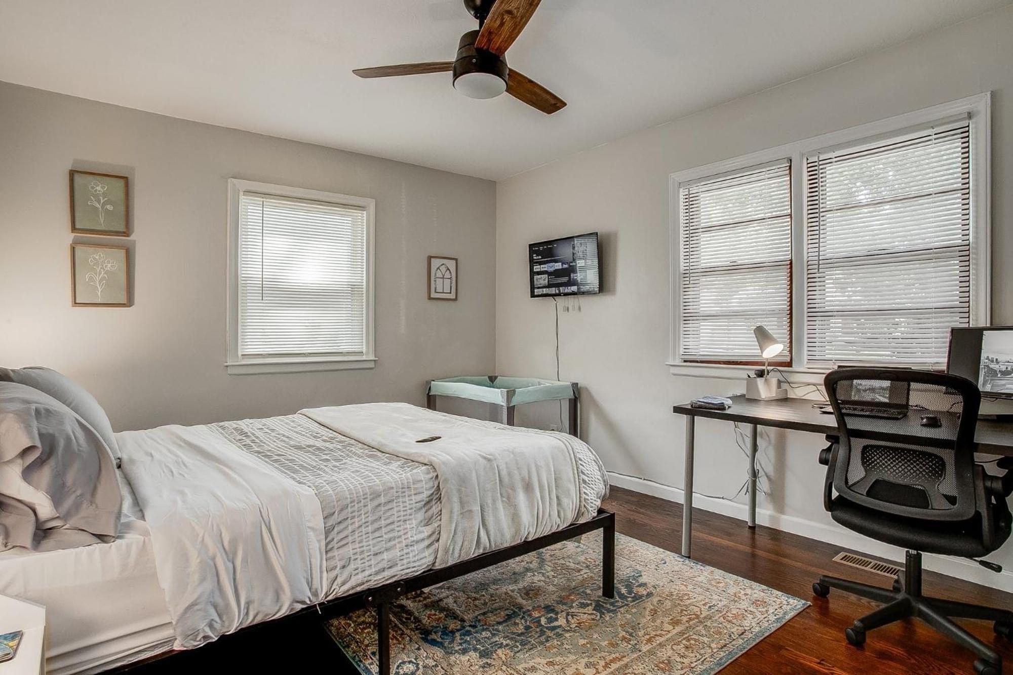 Chic Home With Huge Grassy Yard 7 Mins To Arrowhead Stadium Independence Buitenkant foto